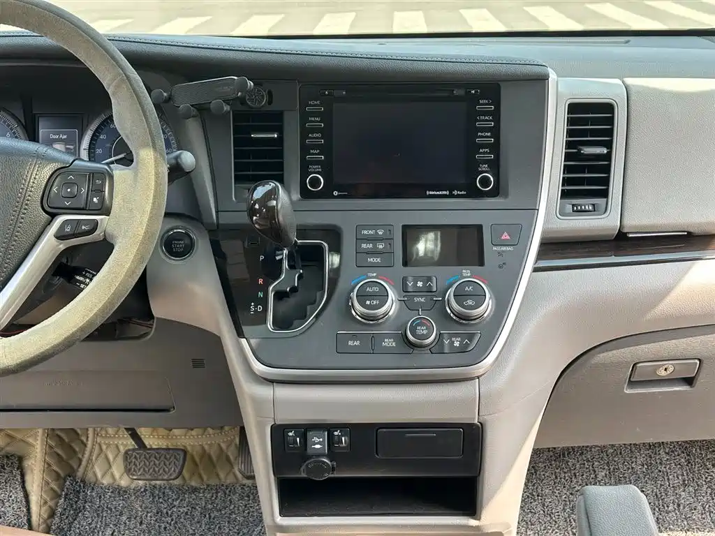 Toyota Sienna 2020 — фото 10