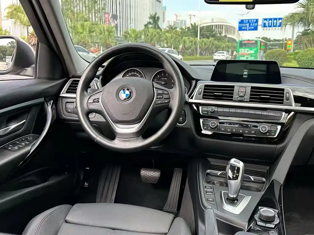 BMW 3 Series 2018 — фото 9