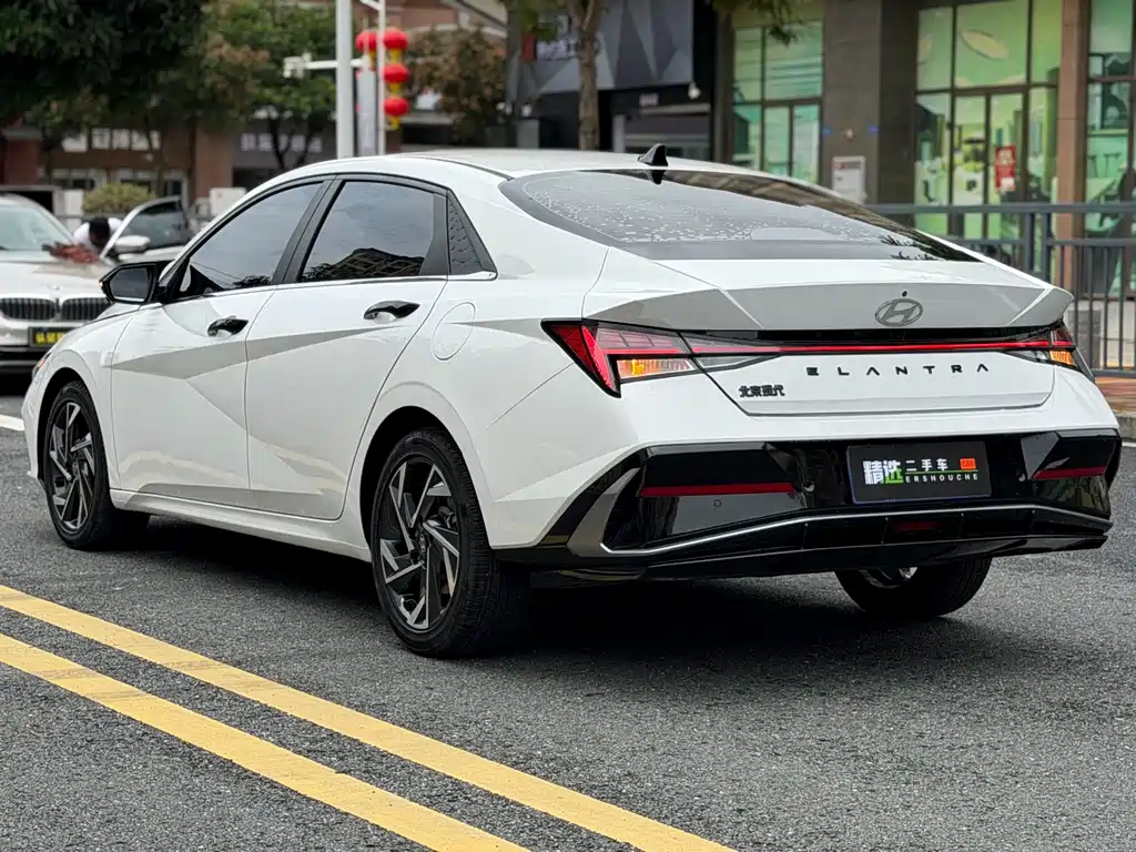 Hyundai Elantra 2023 — фото 17