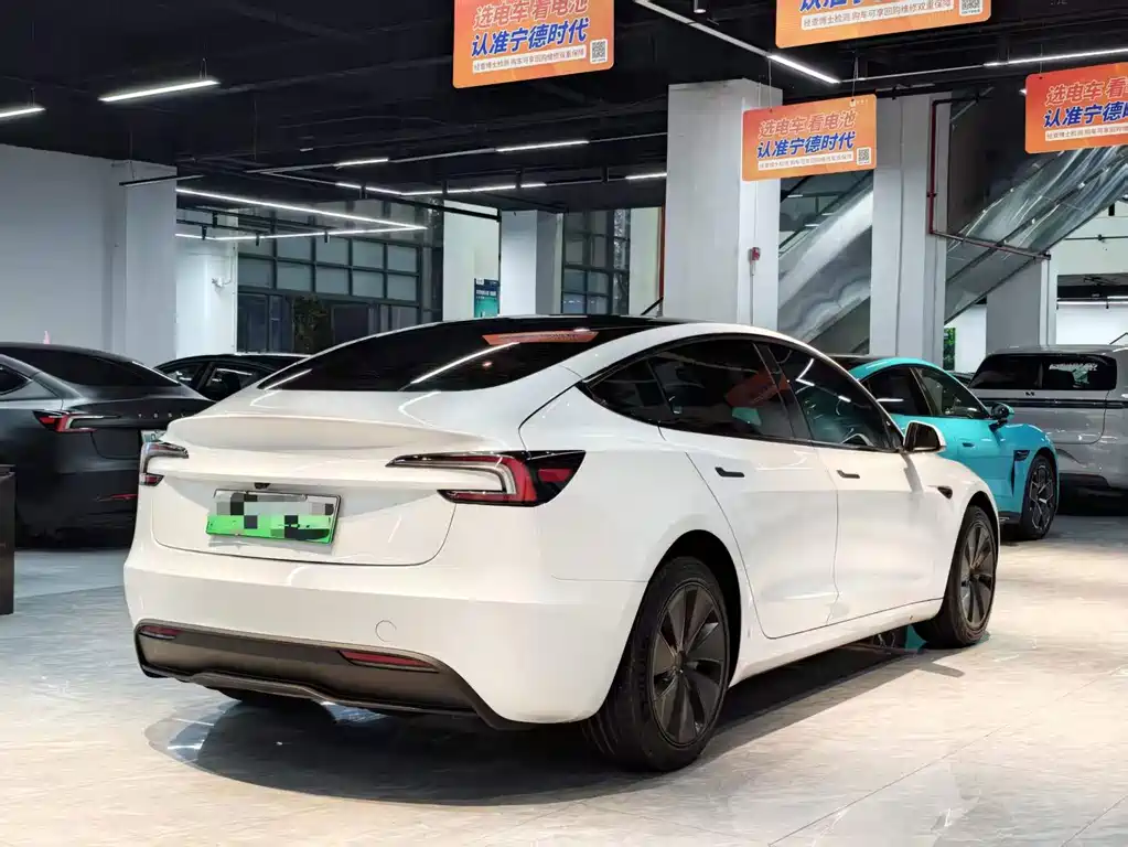 Tesla Model 3 2025 — фото 7