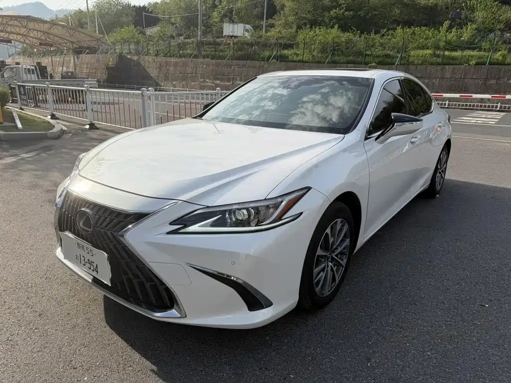 Lexus ES 2022