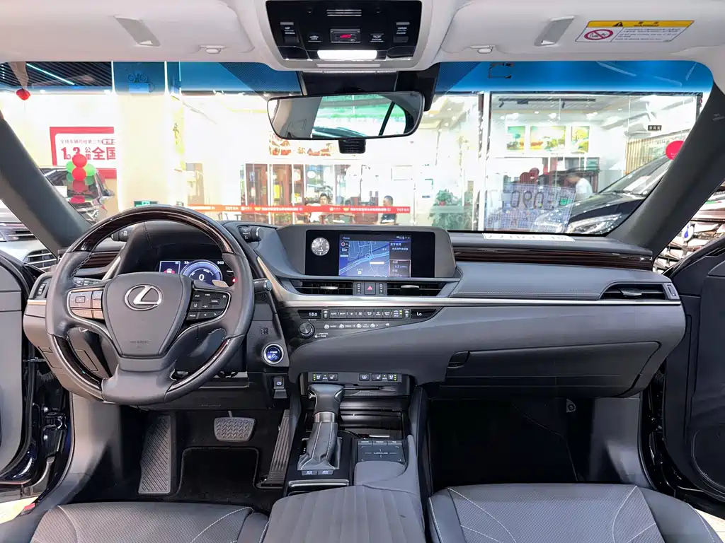 Lexus ES 2019 — фото 15