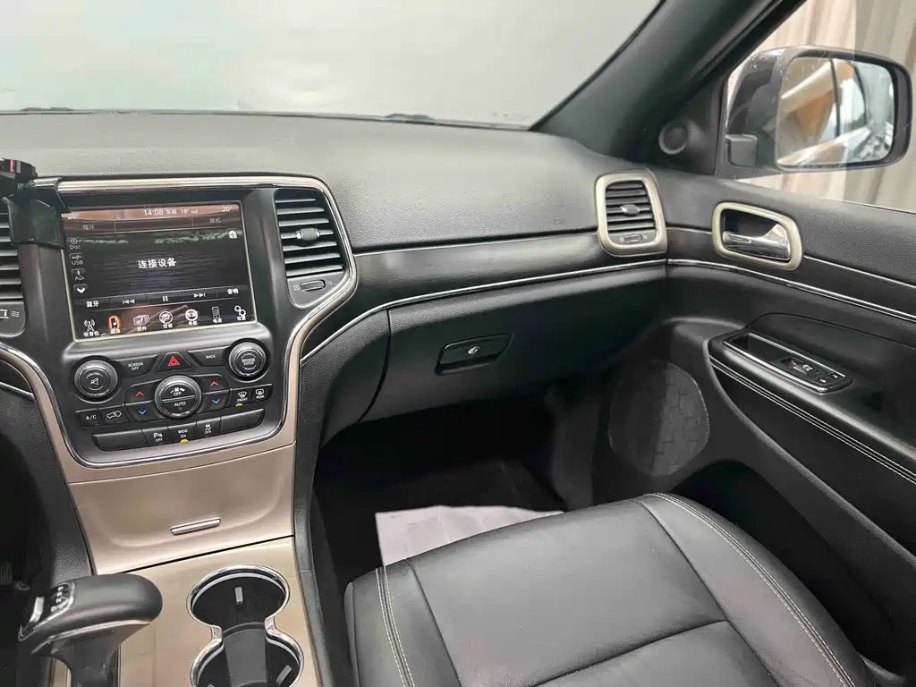 Jeep Grand Cherokee 2015 — фото 17