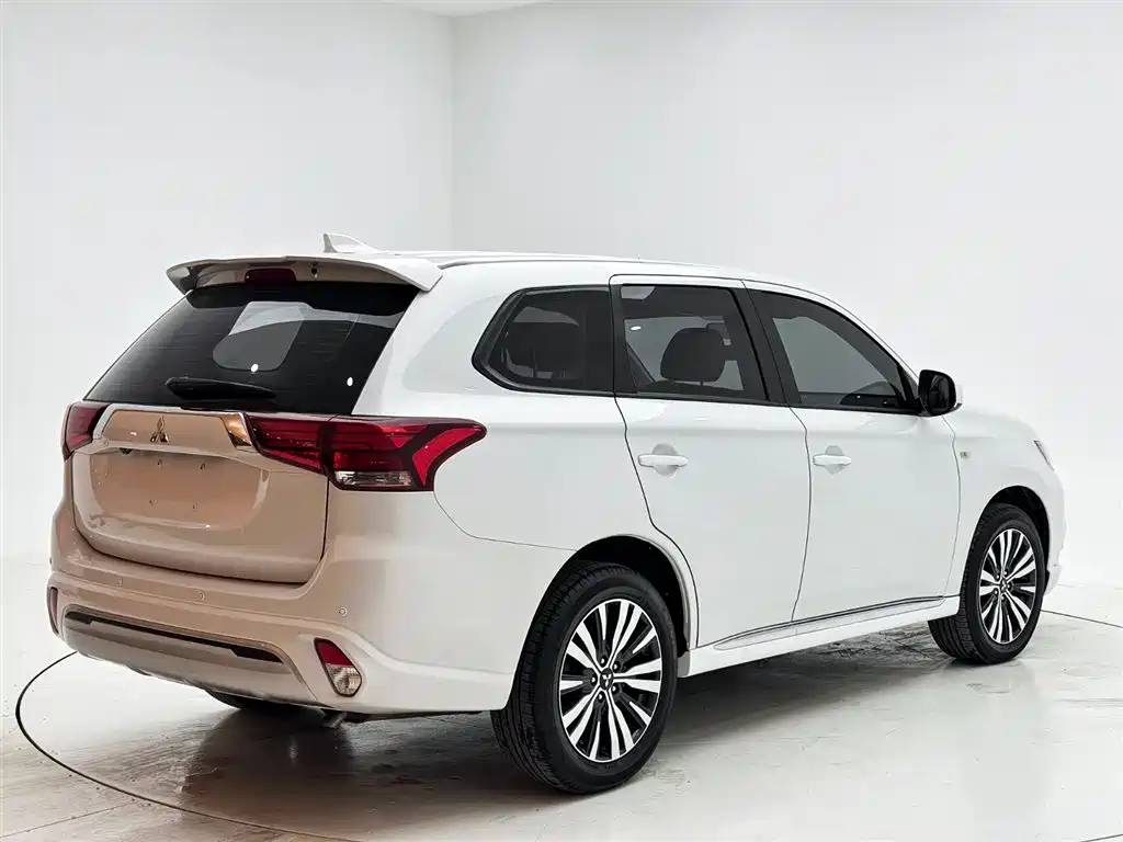 Mitsubishi Outlander 2021 — фото 6