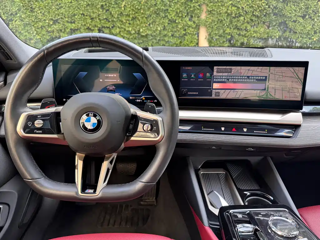 BMW 5 Series 2025 — фото 12