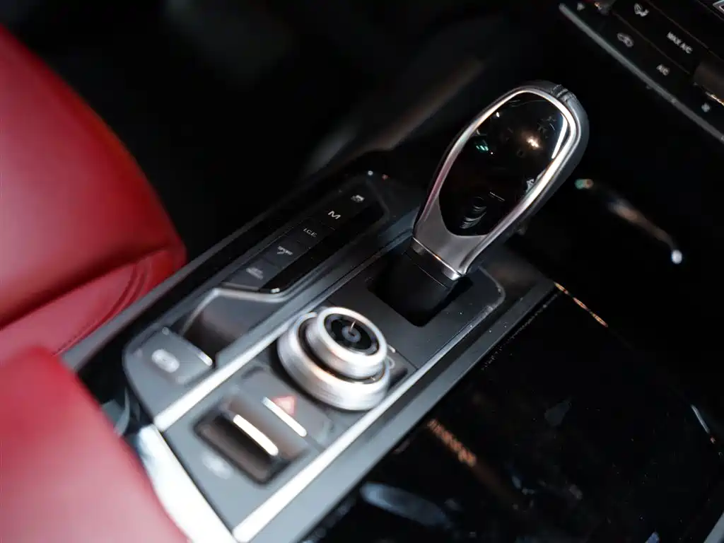 Maserati Levante 2018 — фото 45