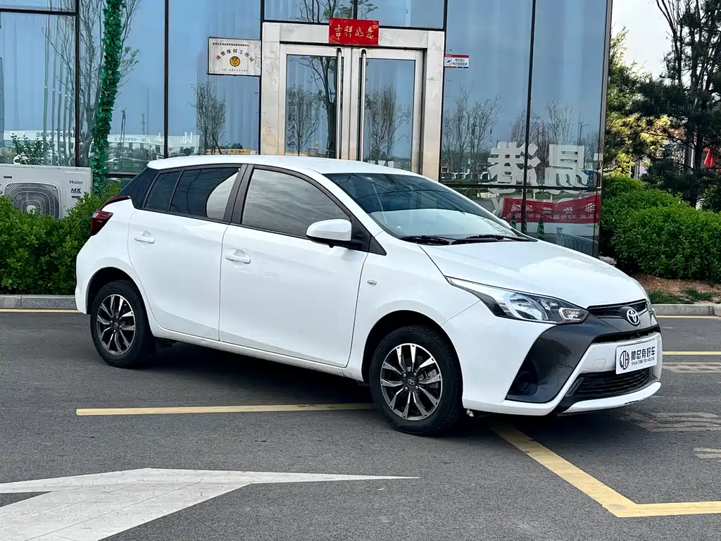 Toyota Yaris L 2022 — фото 3