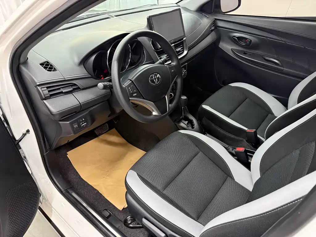 Toyota Yaris L 2022 — фото 15