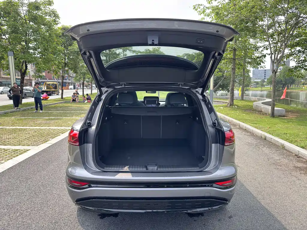 Audi Q6L e-tron 2025 — фото 13