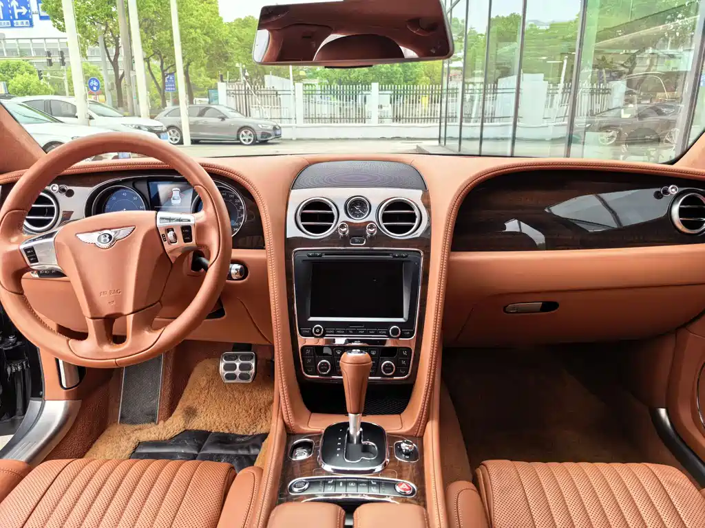 Bentley Flying Spur 2018 — фото 11