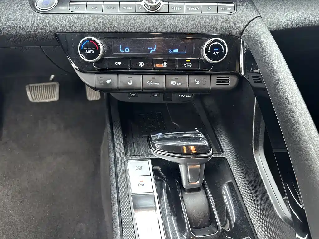 Hyundai Elantra 2023 — фото 13