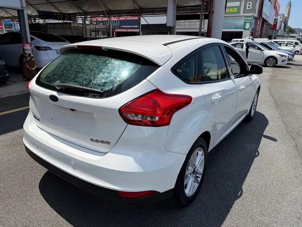 Ford Focus 2015 — фото 15
