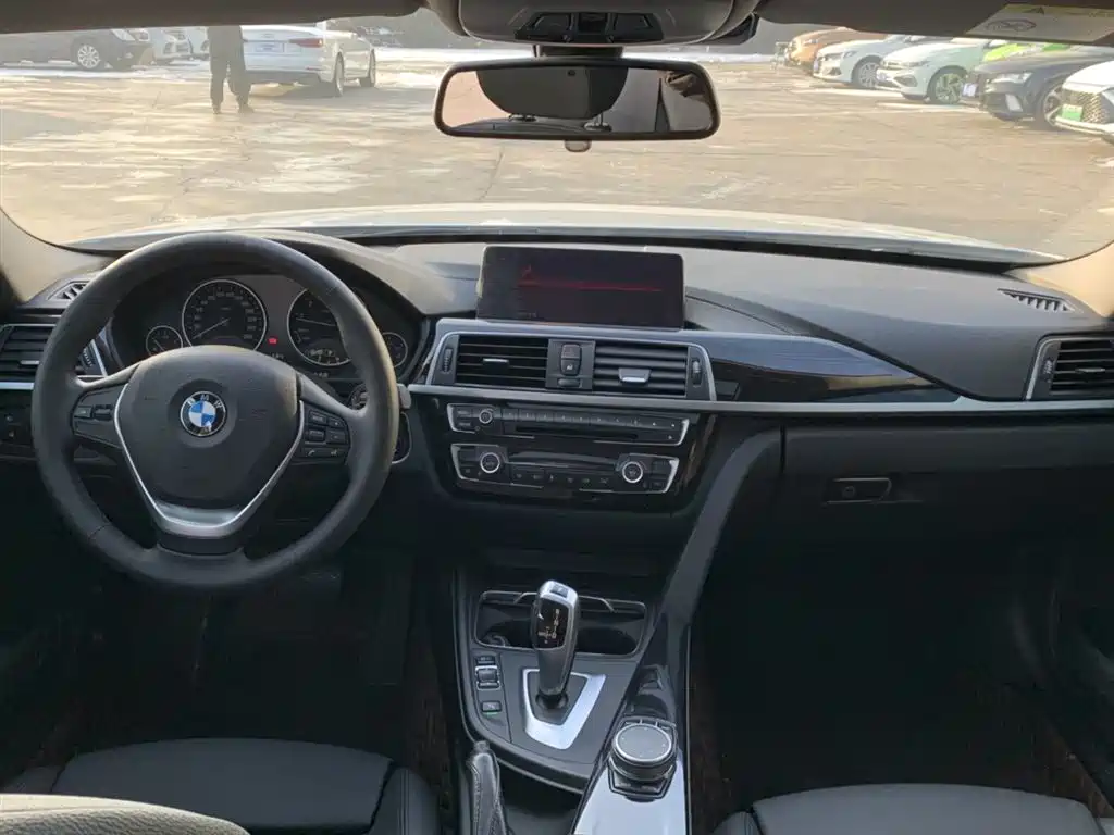 BMW 3 Series 2019 — фото 11