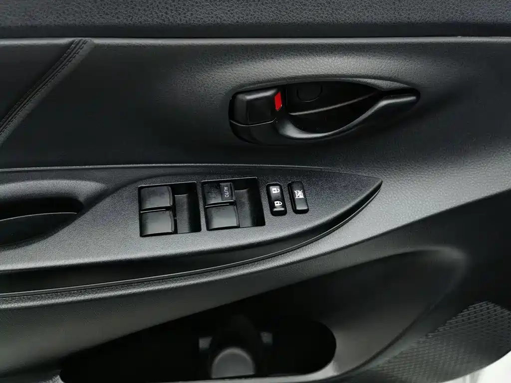 Toyota Yaris L 2021 — фото 9