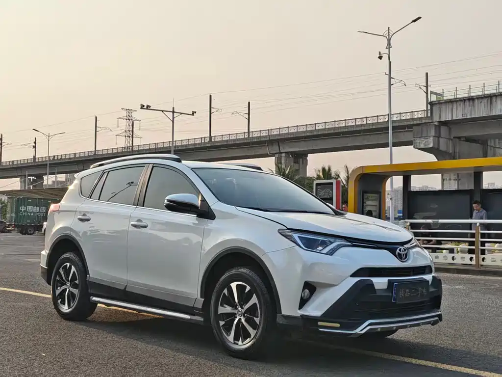 Toyota RAV4 2018 — фото 3