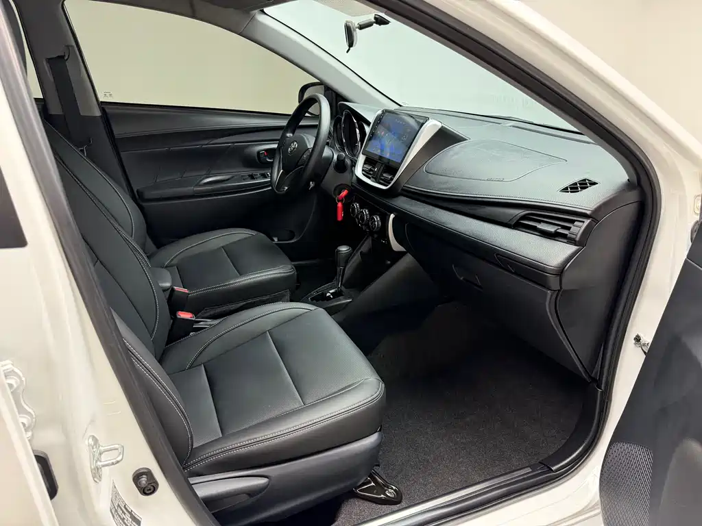 Toyota Yaris L 2022 — фото 13