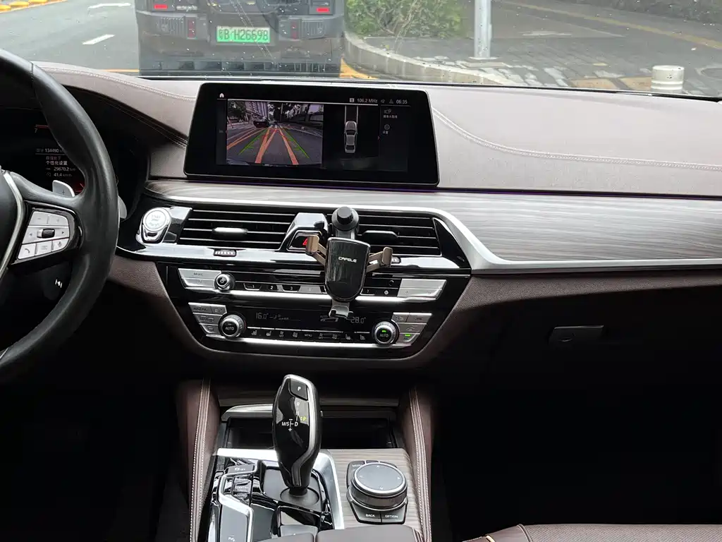 BMW 5 Series 2020 — фото 10