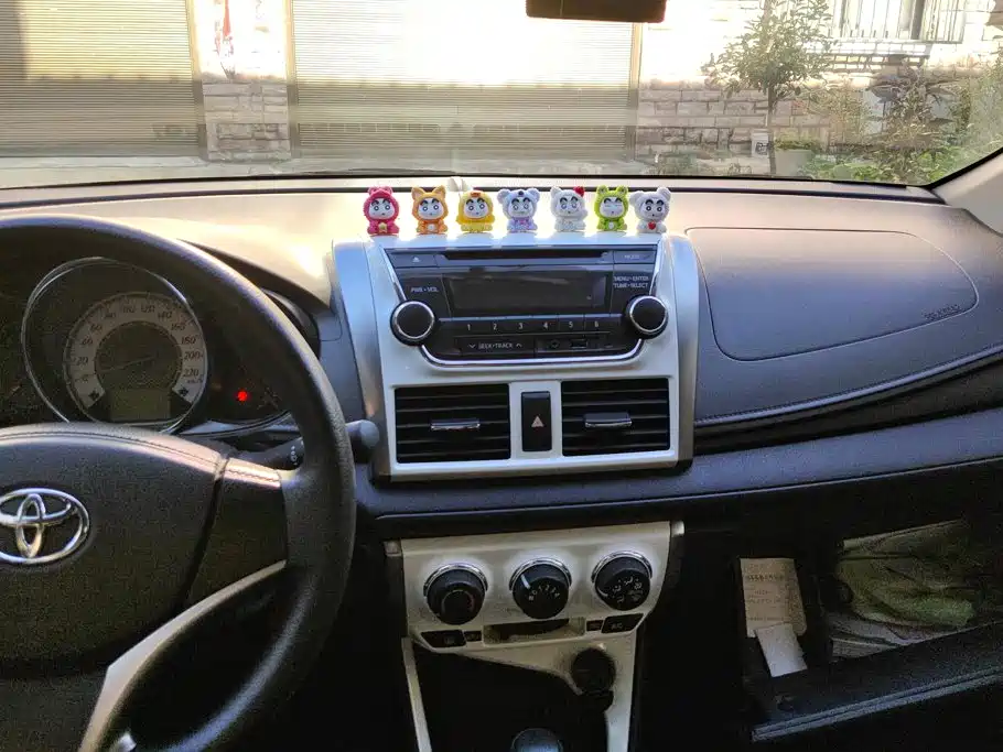 Toyota Yaris L 2015 — фото 13