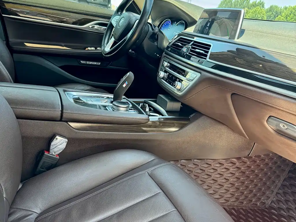 BMW 7 Series 2016 — фото 11