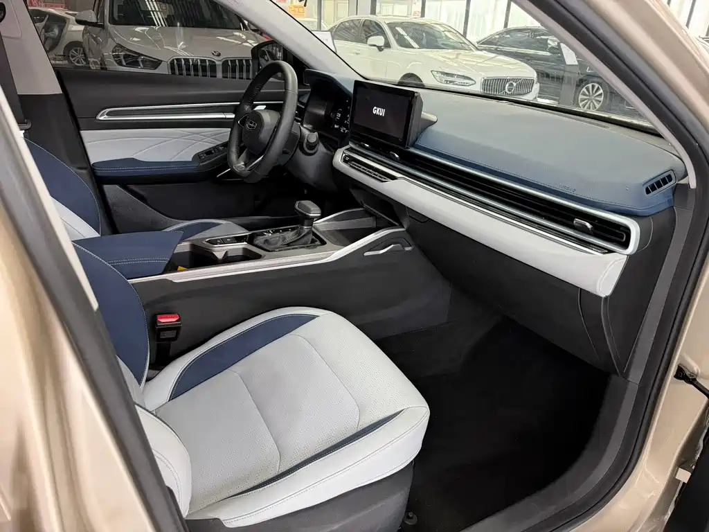 Geely Emgrand 2022