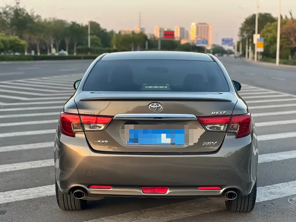 Toyota Reiz 2015 — фото 18