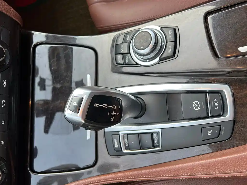BMW 5 Series 2015 — фото 11