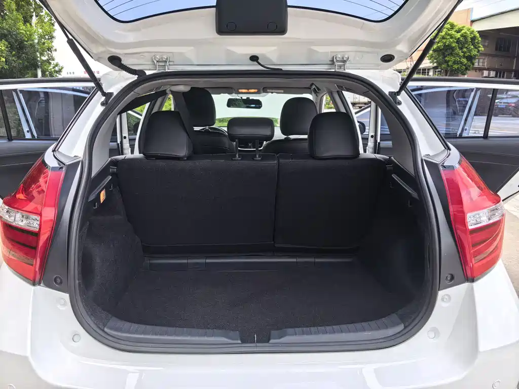 Toyota Yaris L 2017 — фото 12