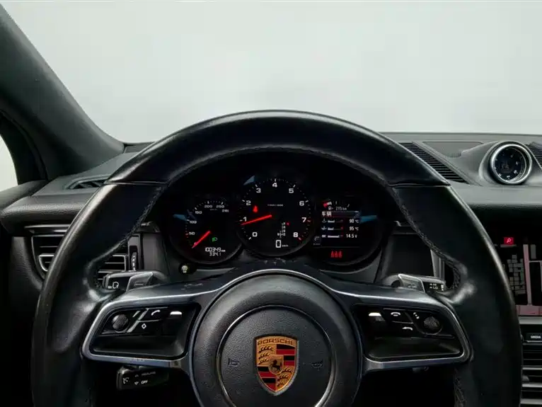Porsche Macan 2018 — фото 11