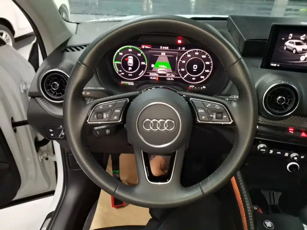 Audi Q2L e-tron 2020 — фото 11