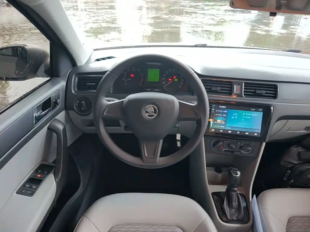 Skoda Rapid 2017 — фото 11