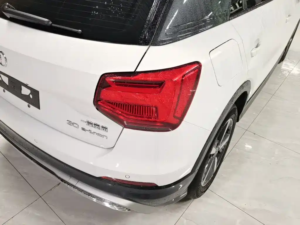 Audi Q2L e-tron 2020 — фото 8