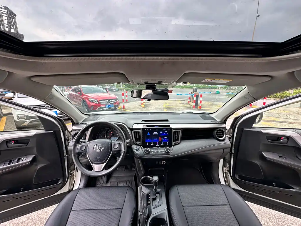 Toyota RAV4 2017 — фото 12