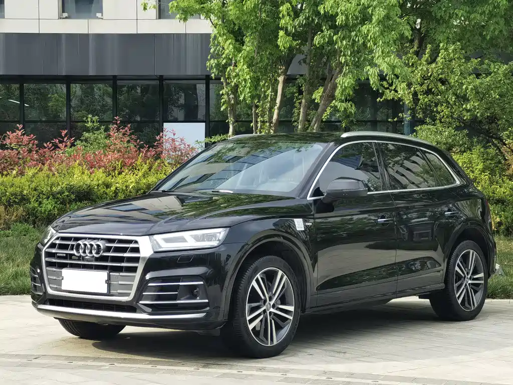 Audi Q5L 2020 — фото 1