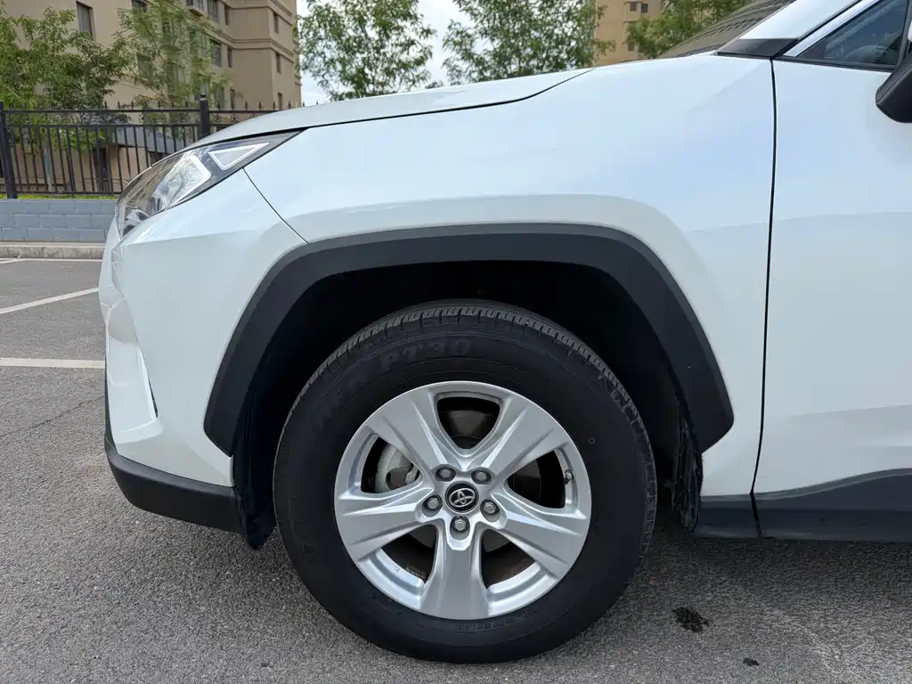 Toyota RAV4 2023 — фото 14