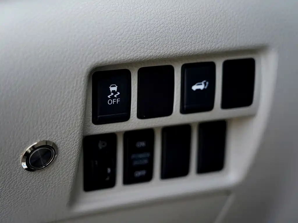 Nissan Quest 2016 — фото 8