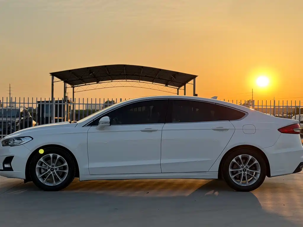 Ford Mondeo 2020 — фото 3