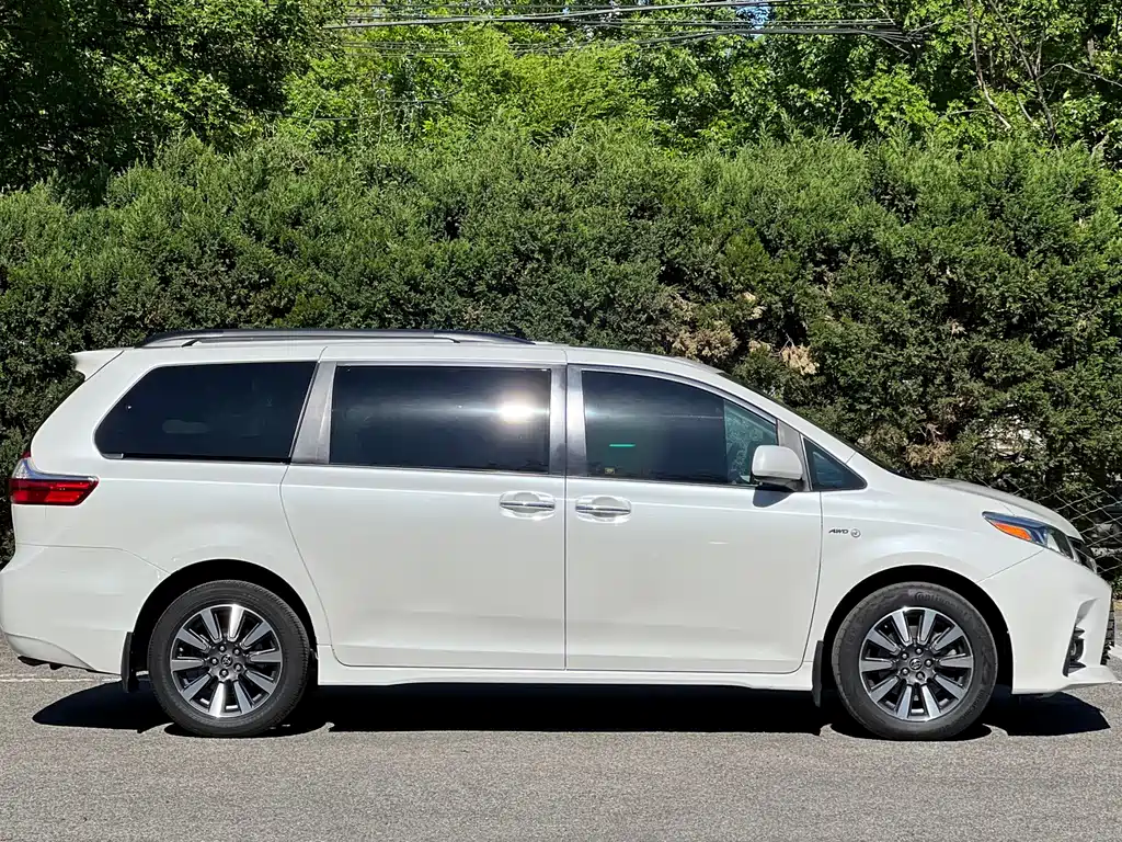 Toyota Sienna 2019 — фото 8
