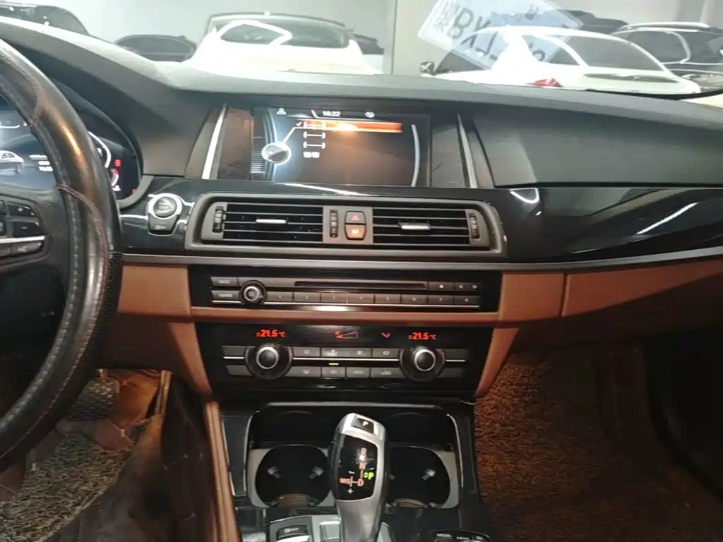 BMW 5 Series 2015 — фото 13