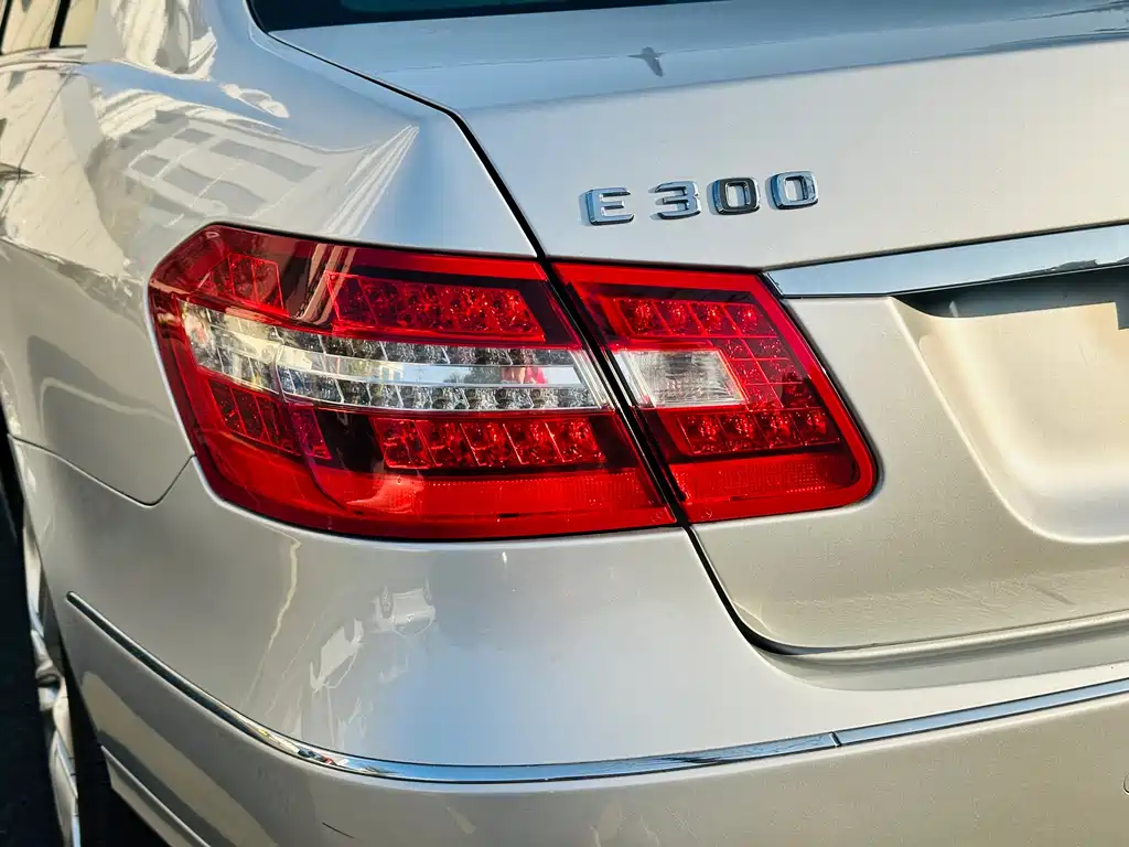 Mercedes-Benz E-Class 2010 — фото 24