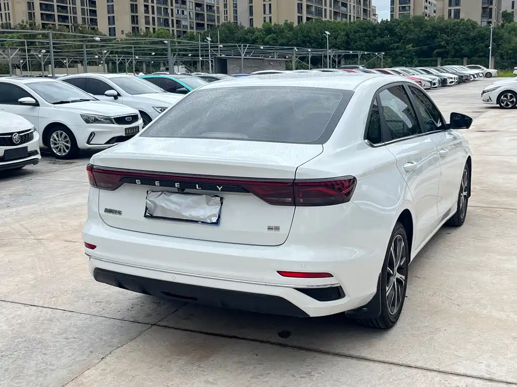 Geely Emgrand 2021