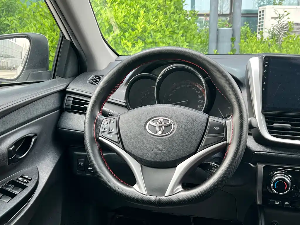 Toyota Yaris L 2022 — фото 10
