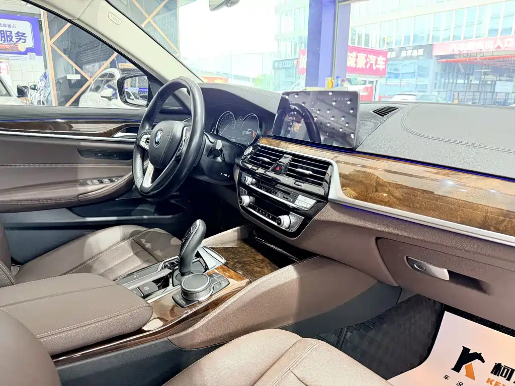 BMW 5 Series 2018 — фото 14