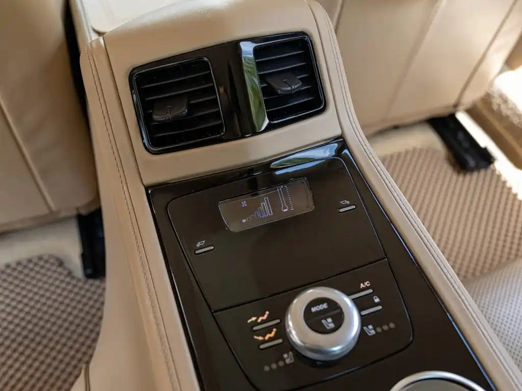 Aston Martin Rapide 2019 — фото 22