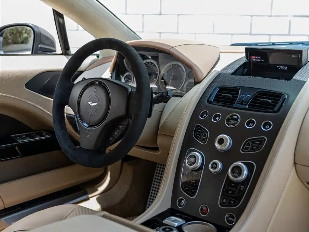 Aston Martin Rapide 2019 — фото 10