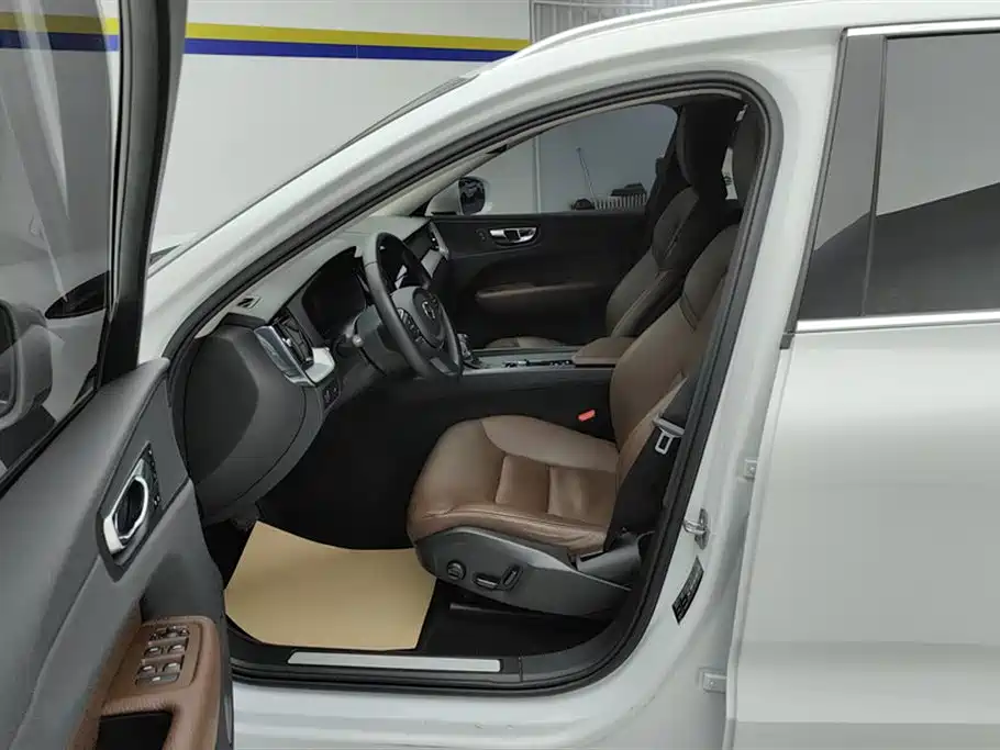Volvo XC60 2020 — фото 9