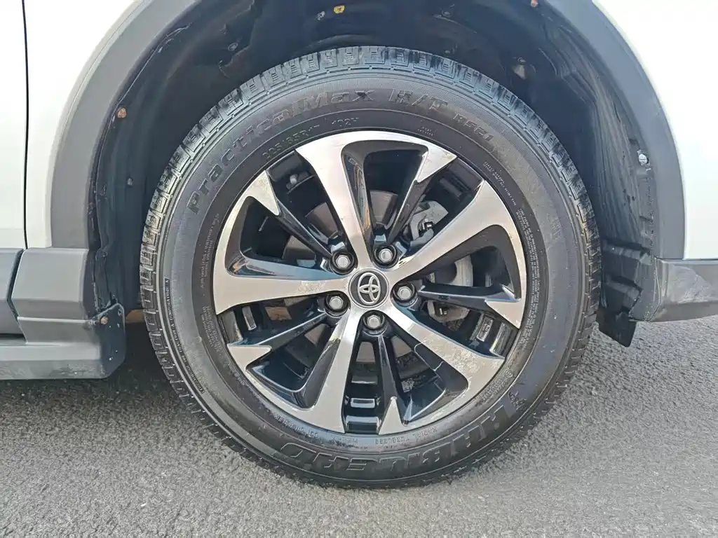 Toyota RAV4 2018 — фото 13