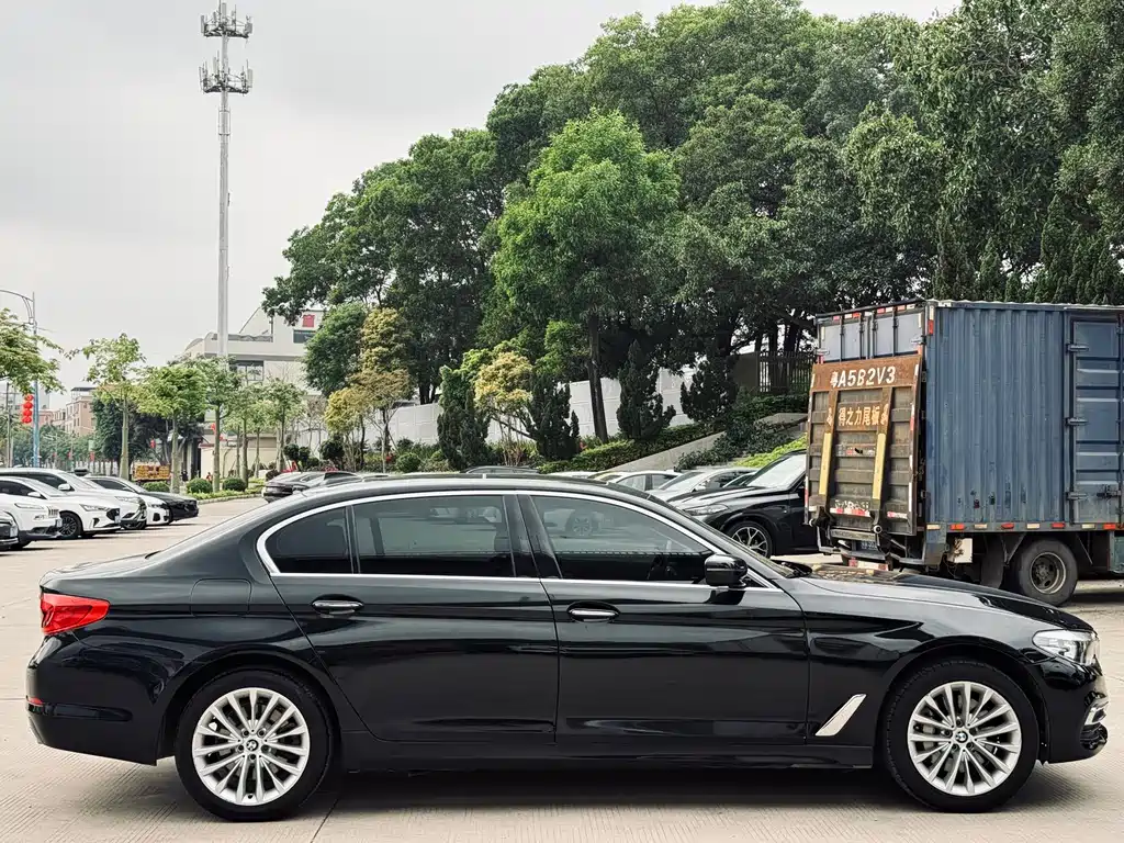 BMW 5 Series 2018 — фото 12