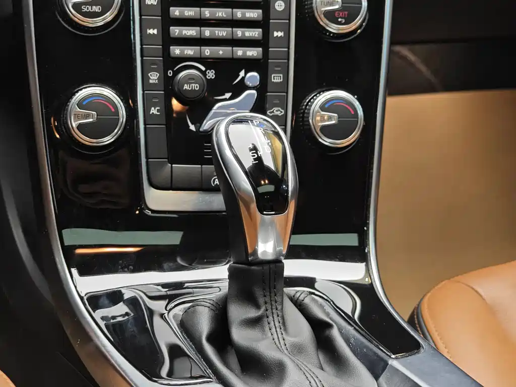 Volvo S60 2017 — фото 17