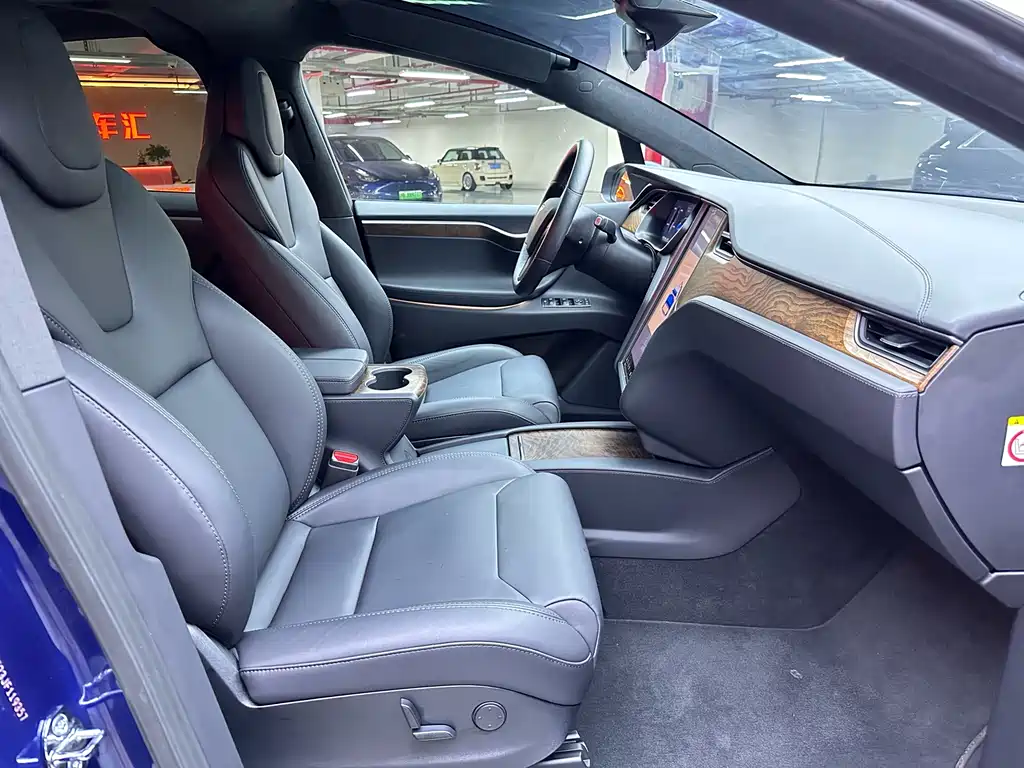 Tesla Model X 2018 — фото 13