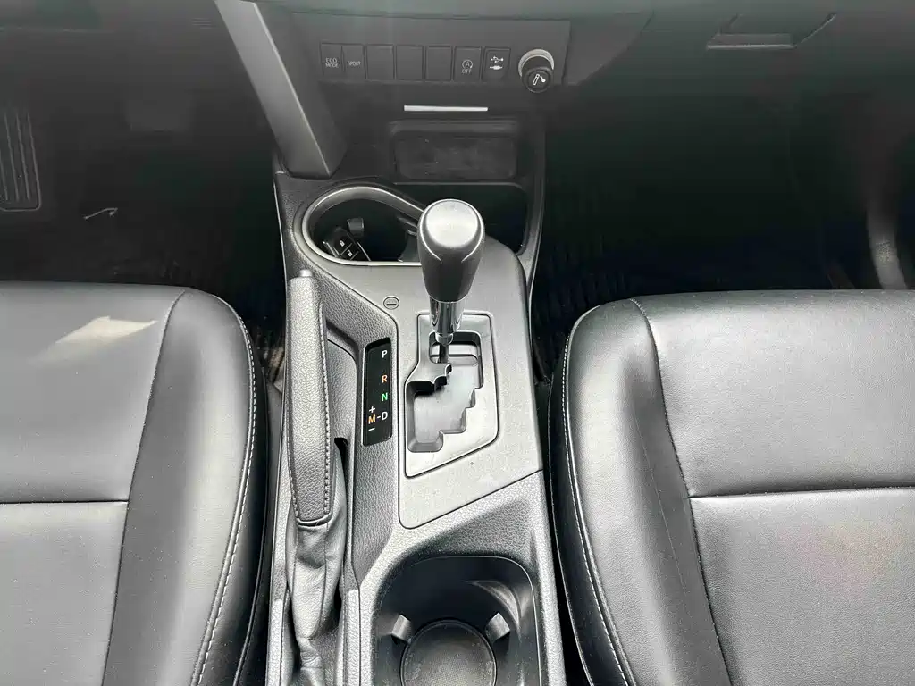 Toyota RAV4 2018 — фото 12